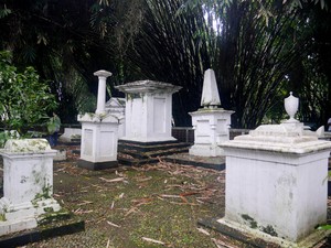 Makam Belanda yang Tersembunyi di Kebun Raya Bogor