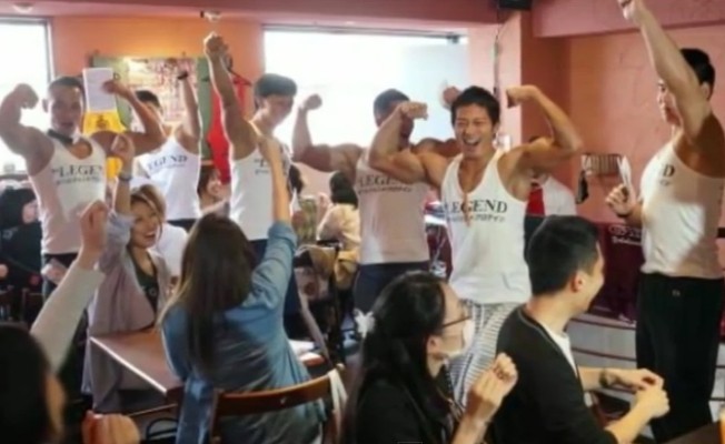 Bukan Wanita Cantik, Kafe Ini Pelayannya Pria Berotot