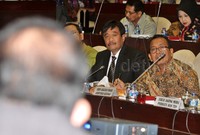 Wakil Gubernur DKI Djarot Saiful Hidayat dan Mensesneg Pratikno mendengarkan pertanyaan anggota Komisi II DPR. Pool/Lamhot Aritonang/detikFoto.