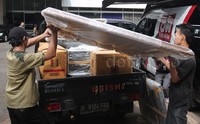 Barang itu dibawa turun dari ruang ketua DPR melalui lift barang di Nusantara III, Gedung DPR, Senayan, Jakarta Pusat, Jumat (18/12/2015) pukul 14.30 WIB. Dua orang petugas keluar lift dengan membawa 5 lukisan. Lamhot Aritonang/detikFoto.