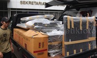 Seorang petugas yang enggan disebutkan namanya membenarkan bahwa barang-barang yang ia bawa berasal dari ruang ketua DPR. Lamhot Aritonang/detikFoto.