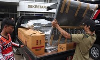 Di atas pikap itu sudah ada barang-barang lain milik Novanto. Selain lukisan, ada pula tiga layar televisi. Ada kardus bertuliskan pajangan hingga bed cover. Lamhot Aritonang/detikFoto.