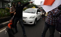 Polisi meminta demonstran agar tidak mengganggu lalu lintas.