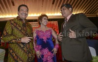 Ketua Dewan Pembina Peradi Otto Hasibuan (kiri), Ketua Panitia Perayaan Natal DPN Peradi Merry Girsang (tengah), dan Ketua Umum DPN Peradi Fauzie Yusuf Hasibuan saat menghadiri acara Perayaan Natal 2015 DPN Peradi di Hotel Sahid, Jakarta, Kamis (17/12/2015).