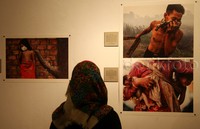 Salah satu foto tampak menyentuh, yakni ketika seorang ibu menggendong putranya dan seekor bayi kera untuk menghindari kebakaran hutan.