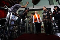 Seperti diketahui, KPK saat ini masih mendalami kasus dugaan suap pembentukan Bank Banten. Kasus ini berawal dari  operasi tangkap tangan KPK di kawasan Serpong, Banten, pada Selasa 1 Desember 2015.
