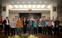 Ketua Komisi Yudisial periode 2010-2015 Suparman Marzuki (kelima dari kiri) mengacungkan jempol usai acara pisah sambut di Gedung KY, Jl Kramat Raya, Jakarta, Jumat (18/12/2015)..