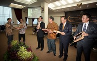Sekjen KY Danang Wijayanto (kiri) menyerahkan cinderamata kepada Komisioner KY 2010-2015.