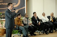 Suparman Marzuki memberi pidato perpisahan di hadapan staf dan karyawan KY.