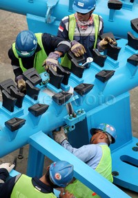 Pekerja menyiapkan mata bor untuk proyek MRT.