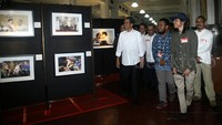 Jokowi meninjau pameran.