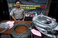 Kapolres Jakarta Selatan, Kombes Wahyu Hadiningrat menunjukkan barang bukti  saat rilis kasus jatuhnya lift yang menewaskan dua orang, di Tower B Gedung Nestle Perkantoran Hijau Arcadia Jalan TB Simatupang, Kebagusan, Pasar Minggu, Jakarta.