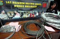 Atas kejadian tersebut ketiga tersangka dikenakan Pasal berlapis 359 dan 360 KUHP dengan ancaman hukuman penjara maksimal lima tahun penjara.