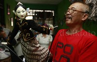 Selain karakter pewayangan, Sanggar Tumaritis juga menerima pesanan wayang golek custom. Pemesan bisa meminta perajin membuat wayang dengan karakter siapa saja, misalnya diri sendiri ataupun sang kekasih.