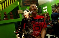 Untuk wayang golek custom, harganya lebih mahal yaitu sekitar Rp 3,5 juta.