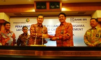 Direktur Kelembagaan Bank BRI Kuswiyoto berjabat tangan dengan Direktur Keuangan Angkasa Pura II Andra Y. Agussalam usai penandatanganan kerja sama layanan keuangan online. Ist/AP II.
