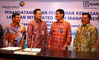 Direktur Kelembagaan Bank BRI Kuswiyoto berbincang dengan Direktur Keuangan Angkasa Pura II Andra Y. Agussalam usai penandatanganan kerja sama layanan keuangan online. Ist/AP II.