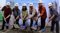 (Ki-ka) CEO Lippo Office Indonesia Rocky Lau, Project Manager Lippo Homes Ernanda, Direktur Cushman & Wakefield Farida Riyadi, CEO Lippo Homes Ivan Budiono, Product General Manager St Moritz Joe Christian, dan Project Manager PT PP (Persero) Tbk Fahrul Ulum bersama-sama melakukan penutupan atap (topping off) dua menara superblok The St. Moritz Penthouse & Residences, Puri Indah, CBD Jakarta Barat. Pool/dok. Lippo.