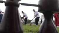 Sekretaris Menteri Pemuda dan Olahraga Alfitra Salam dan Pelaksana Harian KONI Pusat E.F. Hamidy mencoba bermain woodball di Kampung Olahraga Indonesia 2015. Ist/Kemenpora.