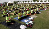 Ratusan peserta melakukan yoga pada hari pertama acara Kampung Olahraga Indonesia 2015. Ist/Kemenpora.