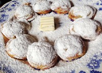 Tekstur poffertjes begitu empuk lembap. Cocok berpadu dengan mentega asin dan gula bubuk. Sangat enak!