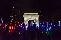 Para penggemar film Star Wars berkumpul di Washington Square Park. REUTERS/Stephanie Keith.
