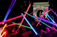 Mereka membawa pedang Lightsaber. REUTERS/Stephanie Keith.