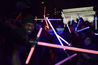 Mereka pun bermain perang-perang menggunakan pedang lightsaber. REUTERS/Stephanie Keith.