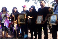 Jumlahnya mencapai puluhan. Di antara mereka ada yang membawa pacul, linggis dan keranda. Aditya Mardiastuti/detikcom.