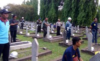 Namun hadangan itu tidak menyurutkan langkah mereka. Sambil berteriak, mereka mendorong prajurit dan memaksa masuk ke dalam. Karena kalah jumlah, aksi para warga ini untuk masuk ke dalam pun tidak bisa ditahan. Aditya Mardiastuti/detikcom.