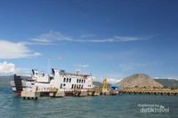 Pelabuhan Poto Tano dari kejauhan Pelabuhan Poto Tano dari kejauhan