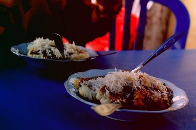 Makan Pisang Epe Sambil Bersantai di Pantai Seruni, Bantaeng