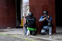 Anggota Detasemen Jalamangkara (Denjaka) berjaga dengan senjata lengkap saat latihan operasi Intelijen Kontra Terorisme di gedung Pelni, Jakarta Pusat, Minggu (20/12/2015)