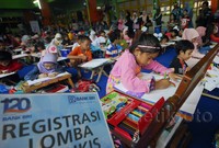     Sebanyak 500 siswa se-Jabodetabek mengikuti lomba lukis dan mewarnai di SDIT Al-Khairaat, Jakarta, Minggu (20/12/2015).