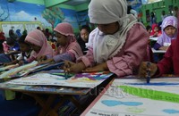 anak-anak tampak asyik mewarnai
