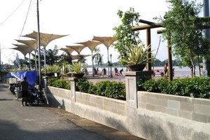 Payung Peneduh ala Masjid Nabawi di Sekayu Waterfront