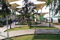 Payung peneduh ini dipasang di bagian tengah taman. Selain untuk berteduh, payung ini juga berfungsi sebagai hiasan dan menjadikan Sekayu Waterfront makin cantik saja (Wahyu/detikTravel)