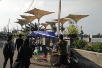Wisatawan bisa main ke Sekayu Waterfront untuk bersantai sambil menikmati suasana indah Sungai Musi. Waktu terbaik untuk berkunjung saat sore hari, angin bertiup sepoi-sepoi bikin betah berlama-lama nongkrong di sini (Wahyu/detikTravel)