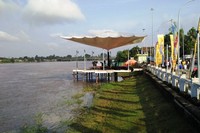Selain di tengah, ada pula payung peneduh yang ukurannya lebih besar di tepian Sungai Musi. Payung ini sebagai peneduh untuk panggung hiburan jika ada event yang digelar di Sekayu Waterfront (Wahyu/detikTravel)