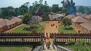 Kepala Suku di Kamerun Simpan 100 Istri di Istana Ini