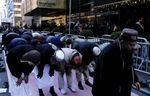 200 Demonstran Salat Berjemaah di Luar Trump Tower