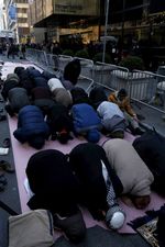 200 Demonstran Salat Berjemaah di Luar Trump Tower