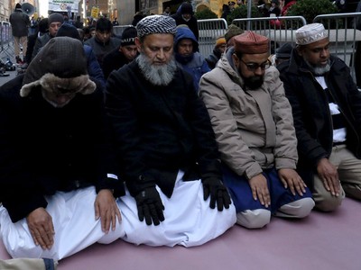 200 Demonstran Salat Berjemaah di Luar Trump Tower