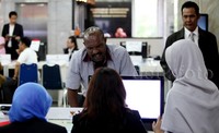 Petugas pendaftaran sengketa hasil Pilkada melayani para calon penggugat di Gedung Mahkamah Konstitusi (MK), Jl Medan Merdeka Barat, Senin (21/12/2015).
