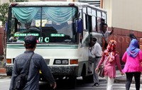 Hanya terlihat beberapa kendaraan angkutan umum lainnya yang sedang beroperasi.