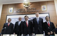 Usai jumpa pers, mereka berfoto bersama.