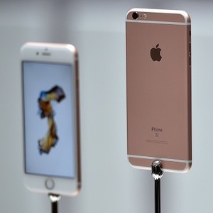 iPhone 6S Laku Keras, Apple Kudeta Samsung?