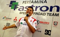 Pebalap Rifat Sungkar saat memberikan keterangan terkait perjalanan Fastron Offroad Racing Team yang mengikuti Indonesia Kejurnas Speed Offroad tahun 2015 di Jakarta, Senin (21/12/2015).
