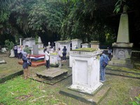 Kebun Raya Bogor mempunyai komplek makam Belanda. Lokasi makam ini ada di dekat gedung LIPI Kebun Raya Bogor (Kurnia/detikTravel)
