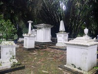 Makam Belanda telah dibangun jauh sebelum Kebun Raya Bogor dibuat. Yang dimakamkan di sini kebanyakan adalah kerabat Gubernur Jenderal Hindia Belanda yang menjabat di zaman kolonial (Kurnia/detikTravel)